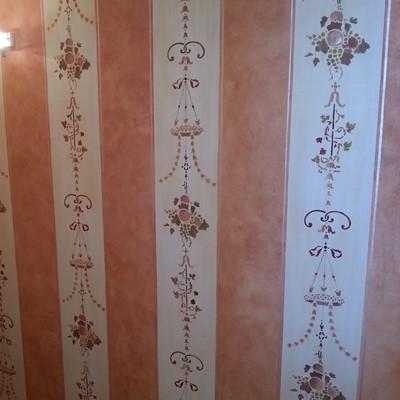 tappezzeria dipinta su parete